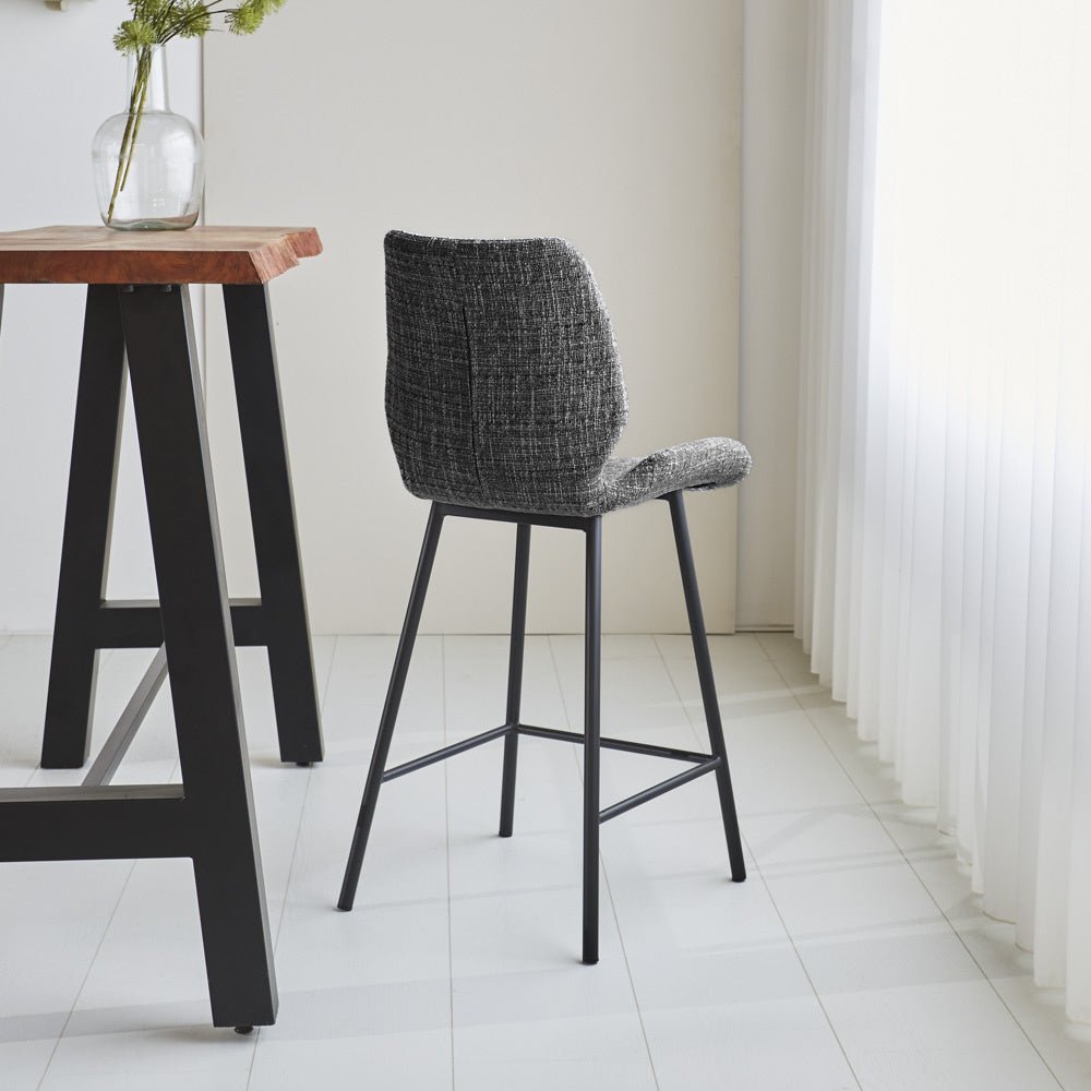 Barhocker Beau Chenille Dimehouse Dunkelgrau LxBxH 82x54x52 Stoff Stimmungsvolle Fotodiagonale Rückansicht