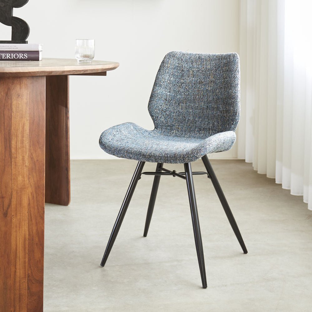 Esszimmerstuhl Beau Chenille Dimehouse Blau LxBxH 72x68x50 Stoff Stimmungsvolles Foto diagonal von vorne