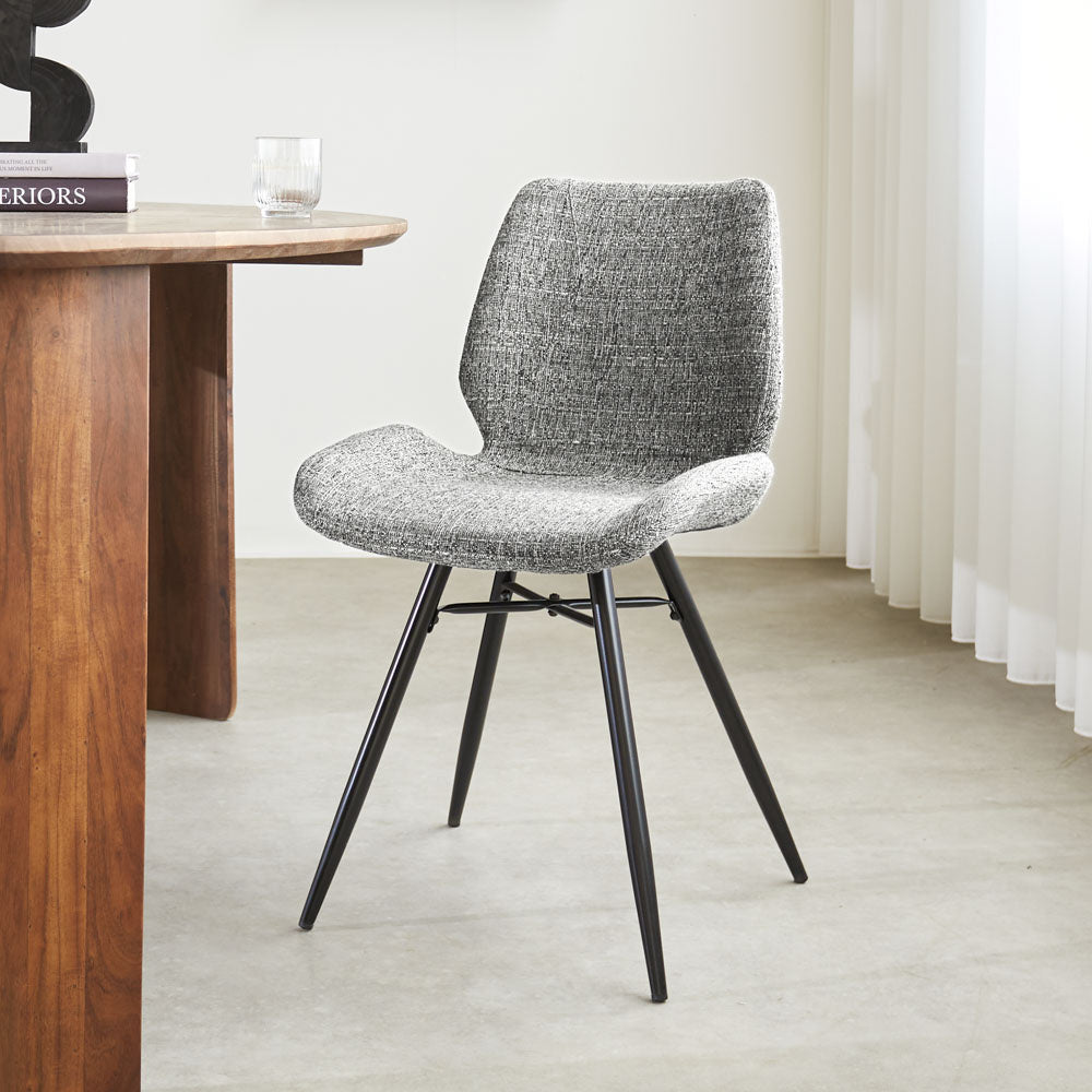 Esszimmerstuhl Beau Chenille Dimehouse Grau LxBxH 72x68x50 Stoff Stimmungsvolles Foto diagonal von vorne