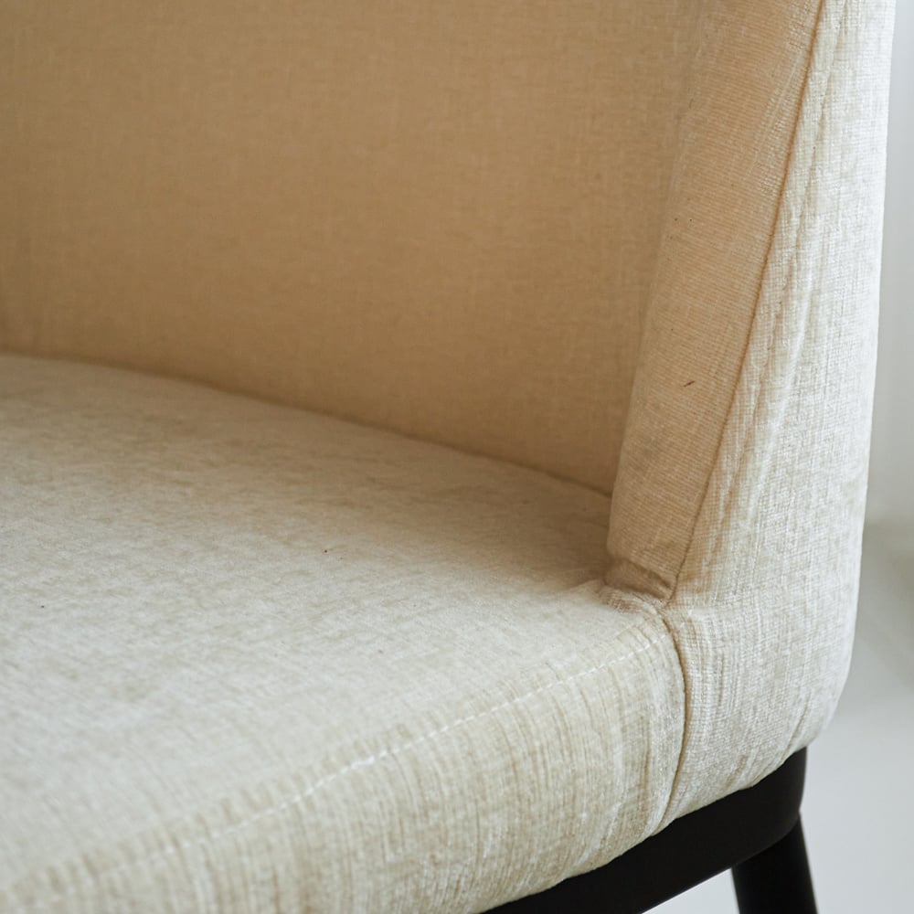Esszimmerstuhl Noli Chenille Dimehouse Weißer Stoff, LxBxH 73x65x53. Stimmungsvolles Fotodetail