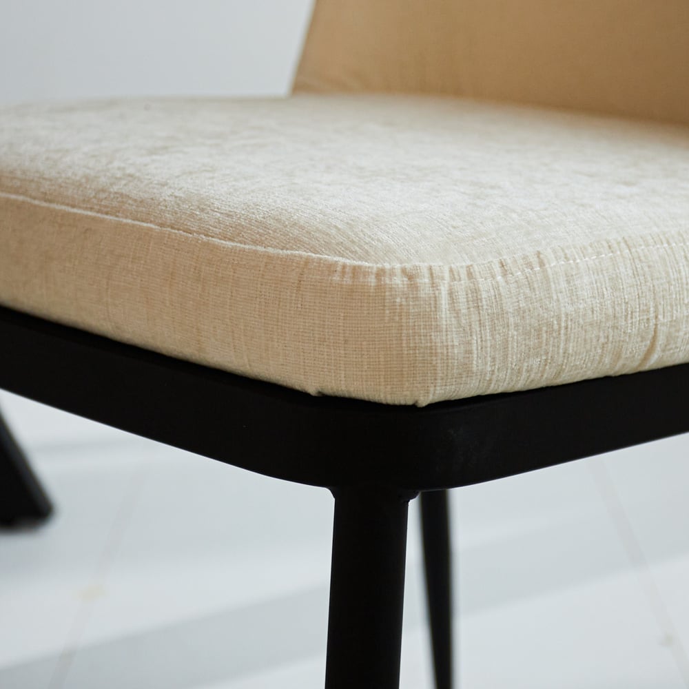 Esszimmerstuhl Noli Chenille Dimehouse Weißer Stoff, LxBxH 73x65x53. Stimmungsvolles Fotodetail