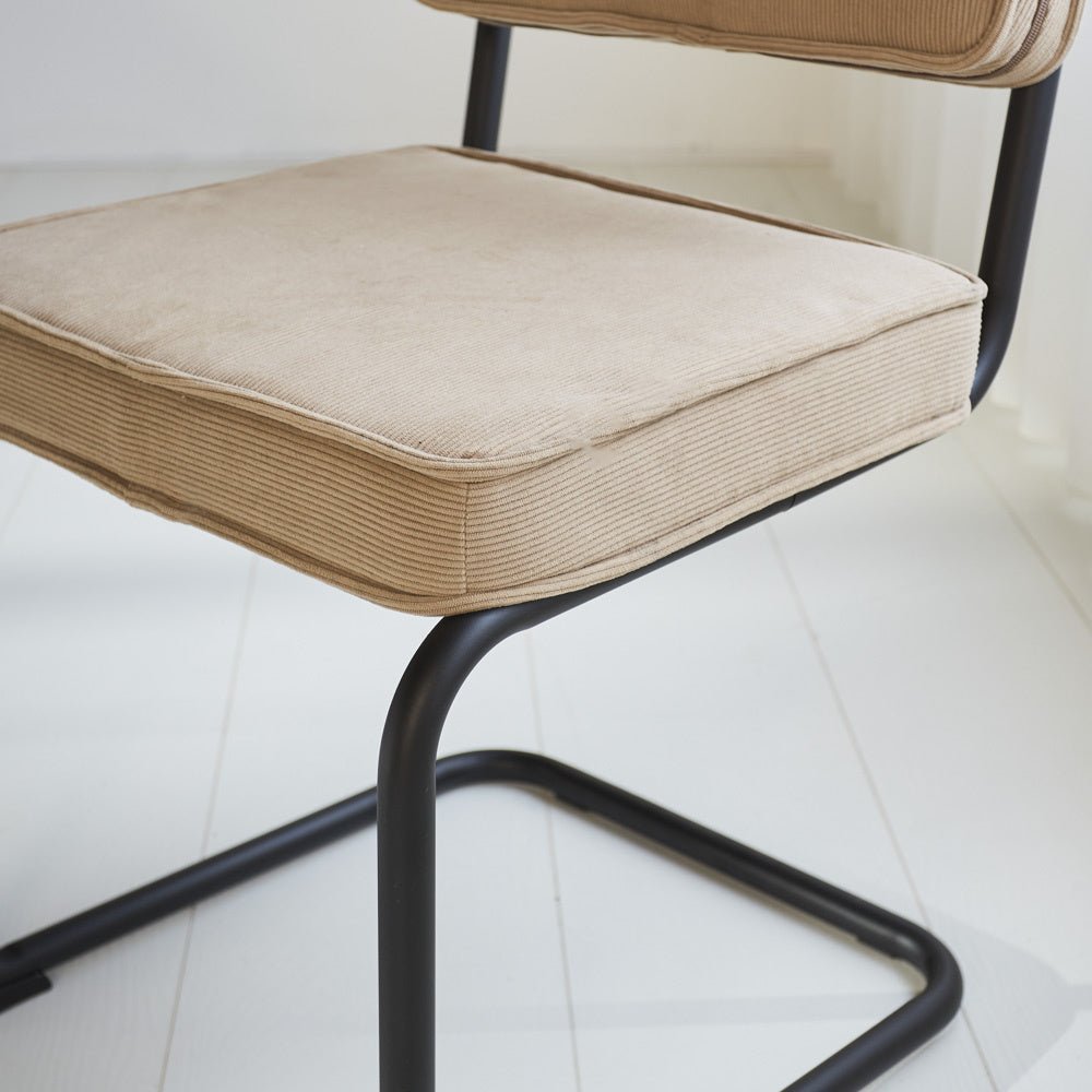 Esszimmerstuhl Remo aus geripptem Stoff Dimehouse Braun LxBxH 56x55x51 Rippstoff Stimmungsvolles Fotodetail