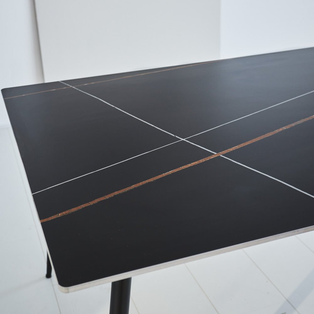 Jules Black Esstisch Dimehouse Schwarz LxBxH 78x27x10 Gesinterter Stein Stimmungsvoller Fotoausschnitt