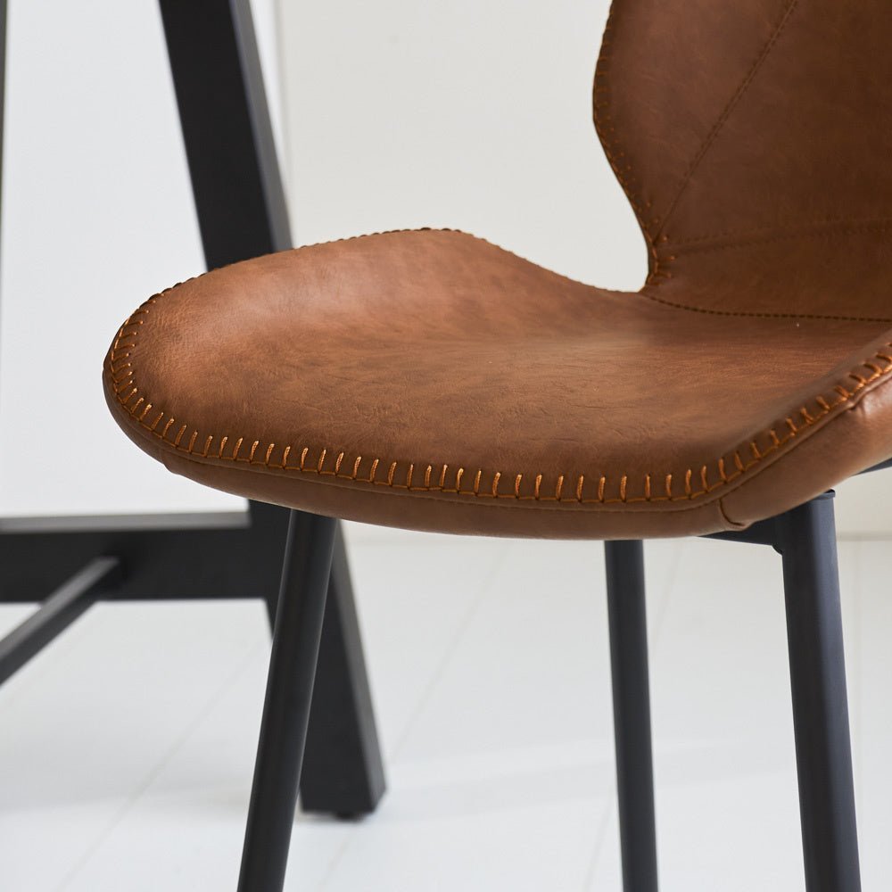 Barhocker Beau Kunstleder Dimehouse Cognac LxBxH 84x54x52 Kunstleder Stimmungsvolles Fotodetail