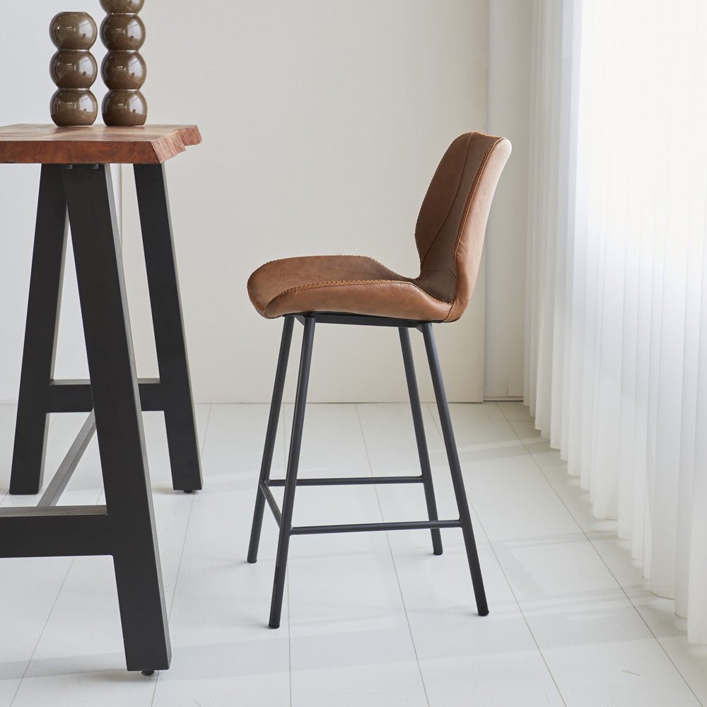 Barhocker Beau Kunstleder Dimehouse Cognac LxBxH 84x54x52 Kunstleder Stimmungsvolle Foto-Seitenansicht