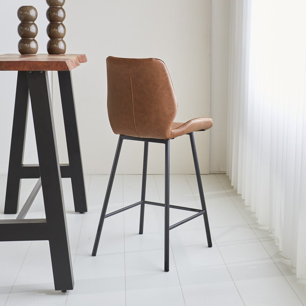 Barhocker Beau Kunstleder Dimehouse Cognac LxBxH 84x54x52 Kunstleder Stimmungsvolles Foto diagonale Rückansicht