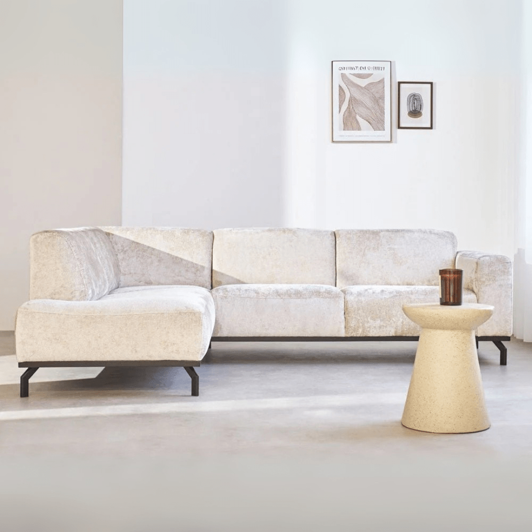 Ecksofa Chloe aus Samt in Beige mit hohen Füßen – links