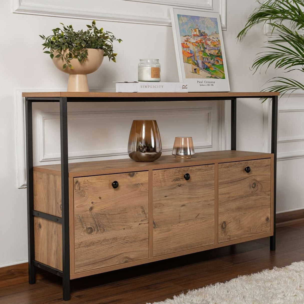 Sideboard Atlantische Kiefer Saloce - Schwarzer Rahmen - Drei Fächer - 120x77 cm 