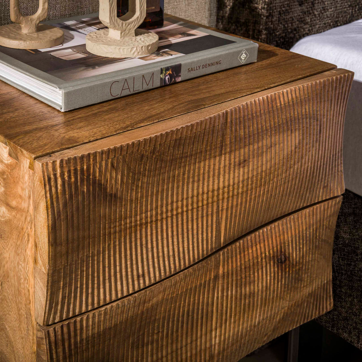 Nachtkastje 2 lades zandkleur mangohout Oona