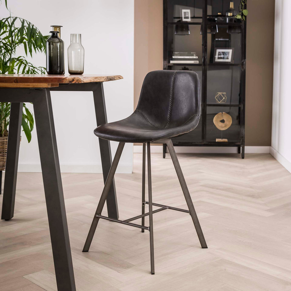 Set von 4 Barhockern Siena Saddle PU schwarz 