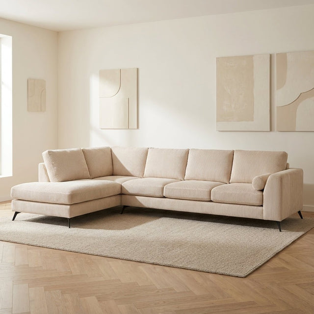 4-Sitzer-Ecksofa Lova, gerippter Stoff in Beige, Stimmungsfoto in einem modernen Interieur