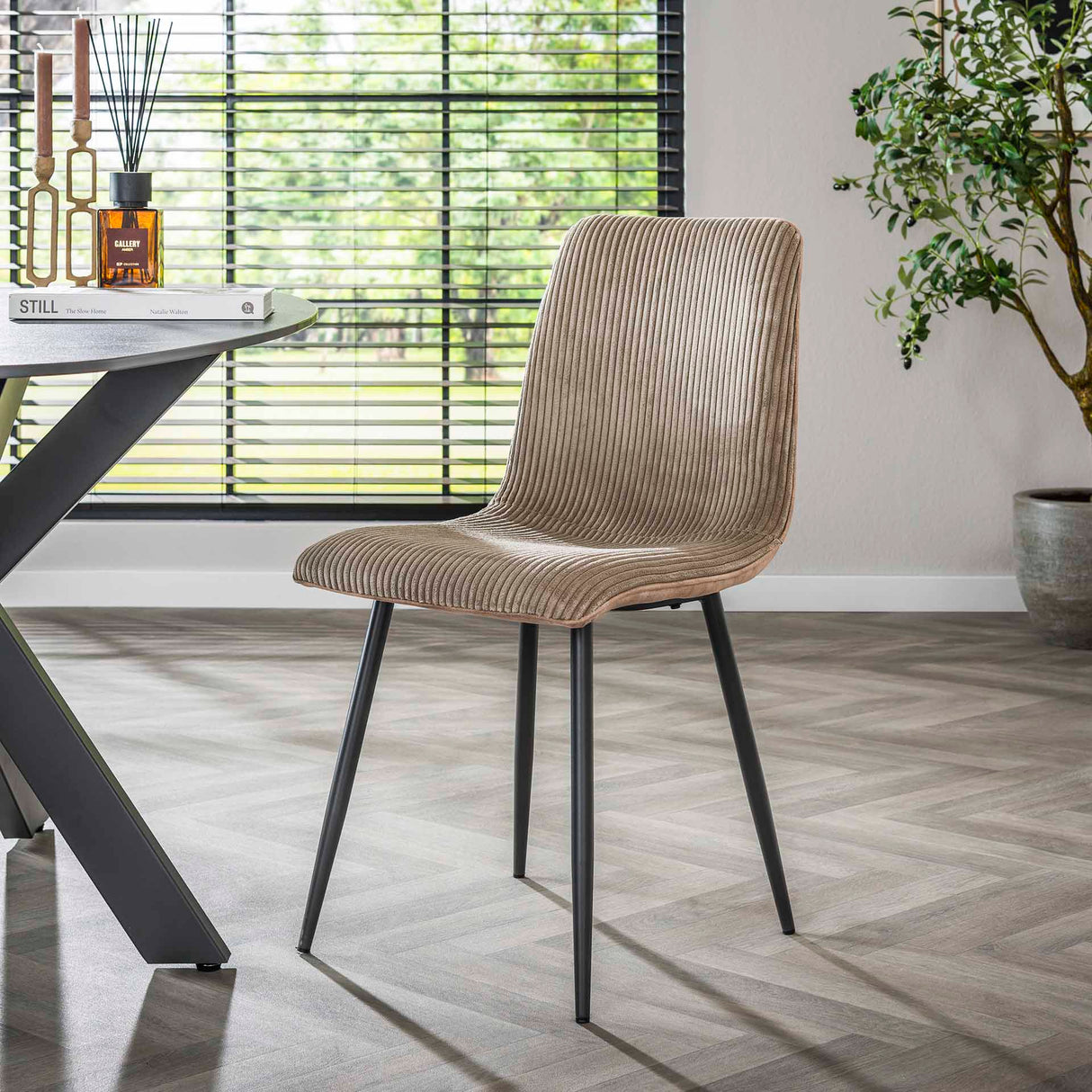 Moderne Rib Stof Eetkamerstoel Zandkleur Rock Lento