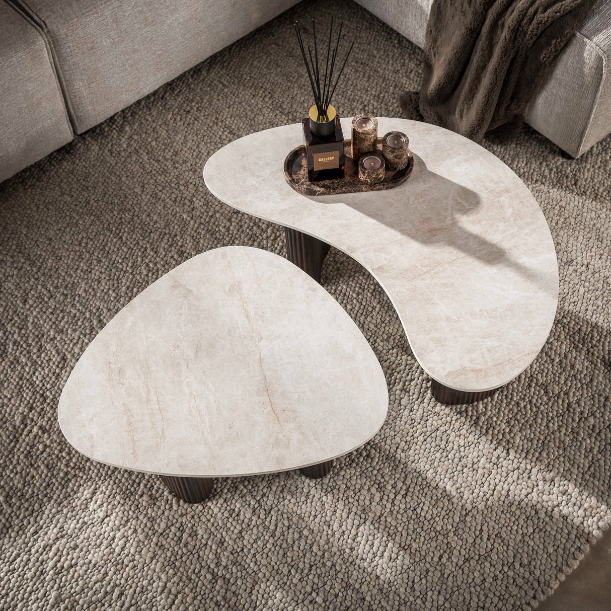 Set aus 2 Bio-Couchtischen Cruz – Taj Mahal-Keramikplatte, dunkelbraune Beine in Holzoptik