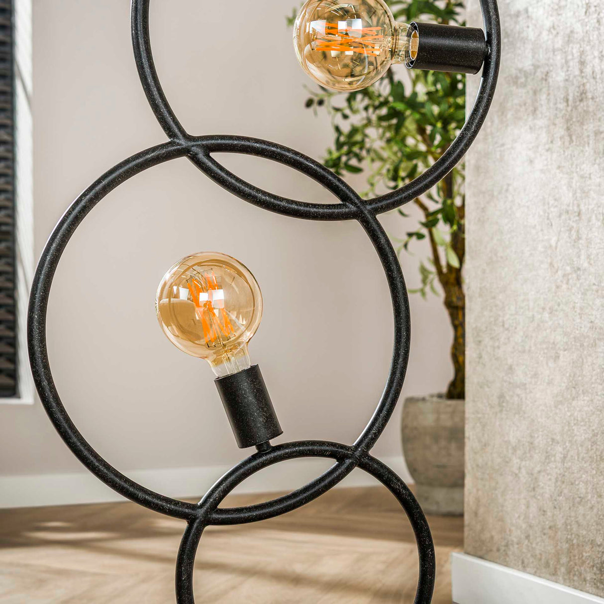 Zwarte vloerlamp 3-lichts industrieel 140 cm