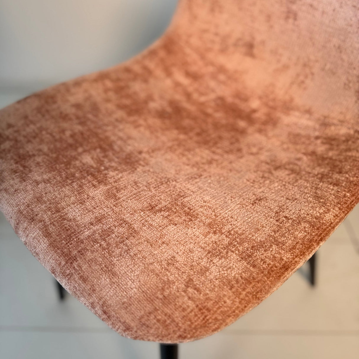 Set von 4 skandinavischen Esszimmerstühlen in Altrosa Chenille-Stoff Swift - Ohne Armlehnen 