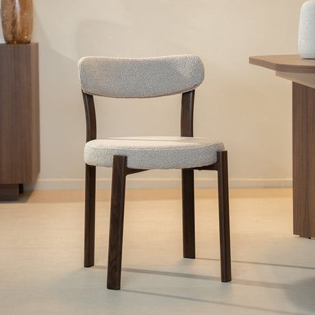 Eetkamerstoelen-Eetkamerstoel bouclé zandkleur Aiko - walnootlook frame - Japandi-Dimehouse