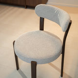 Esszimmerstühle-Esszimmerstuhl Bouclé Sandfarbe Aiko – Rahmen in Walnussoptik – Japandi-Dimehouse