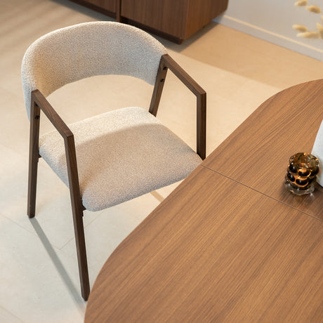 Eetkamerstoelen-Japandi eetkamerstoel zandkleur bouclé Kyo - walnoot frame - met armleuning-Dimehouse