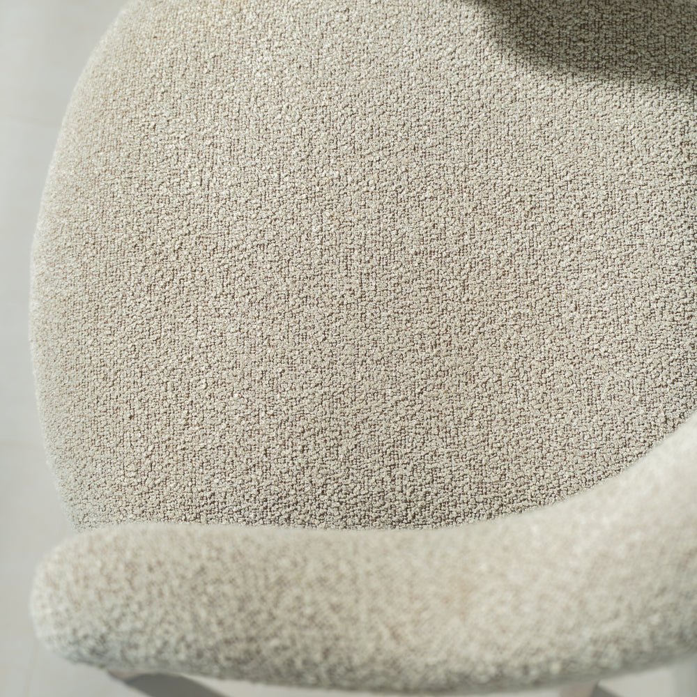 Esszimmerstühle-Japandi Esszimmerstuhl Sandfarbe Bouclé Suki - Walnussrahmen - Mit Armlehne -Dimehouse