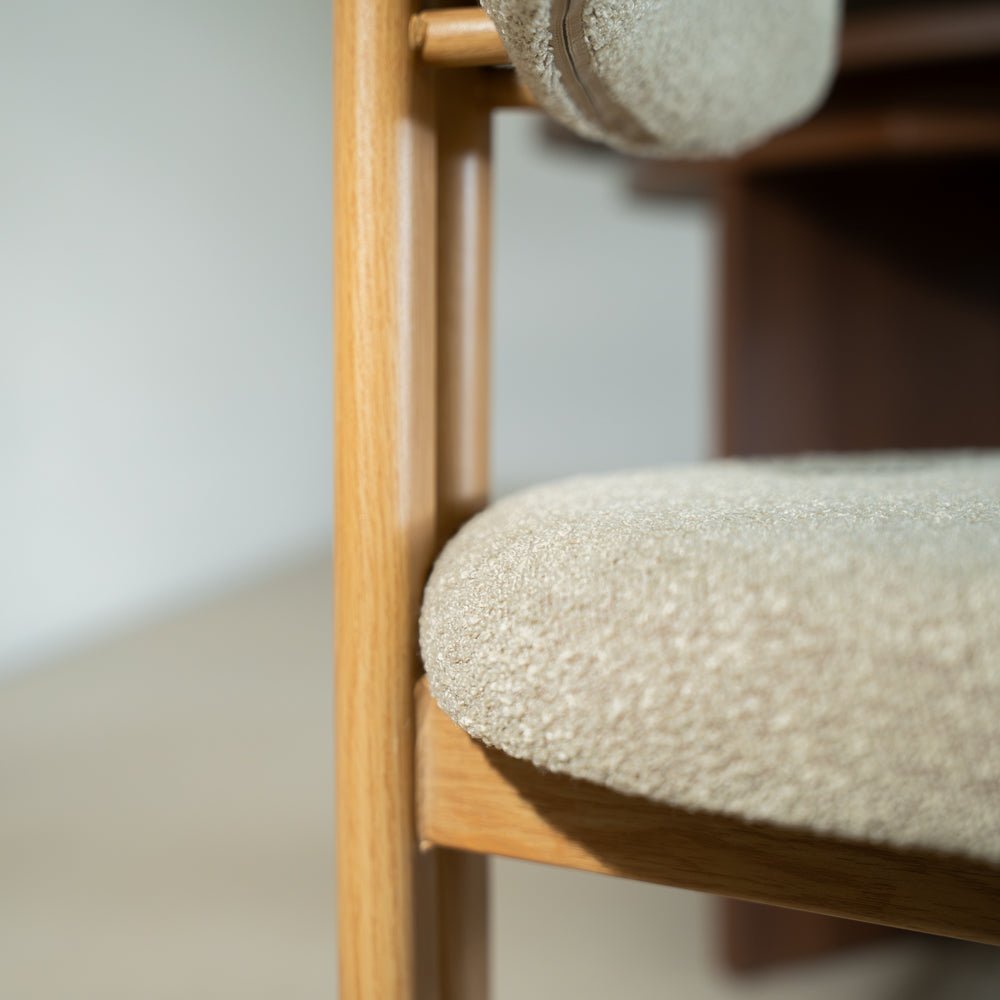 Esszimmerstühle-Japandi Esszimmerstuhl Miyo Bouclé Sandfarbe - Rahmen in Eichenoptik -Dimehouse