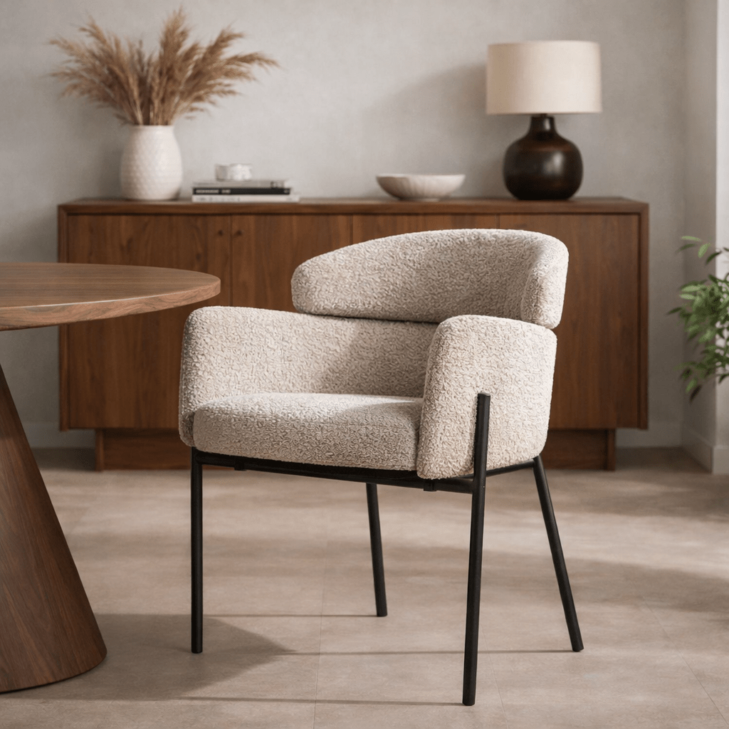 Esszimmerstuhl Lola Boucle Beige mit rundem Rücken und runden Armen – Dimehouse