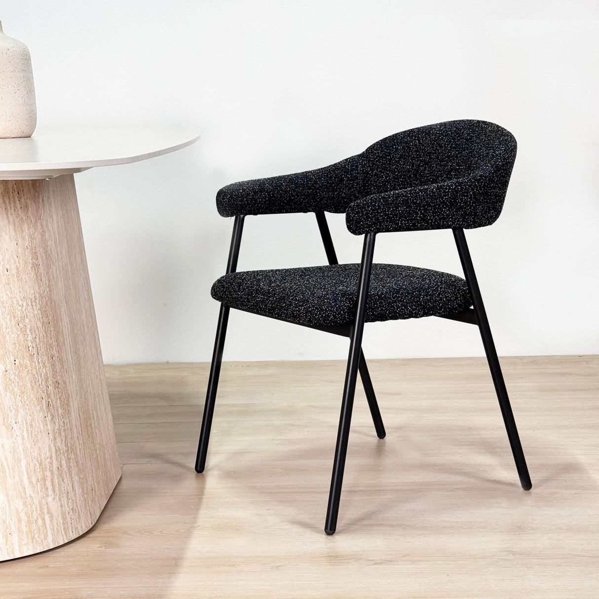 Komplettes Möbelset: Lea Esstisch Sintered Stone Marmorlook Travertin - Walnussrahmen + 4x Lisa Esszimmerstühle Bouclé Schwarz 