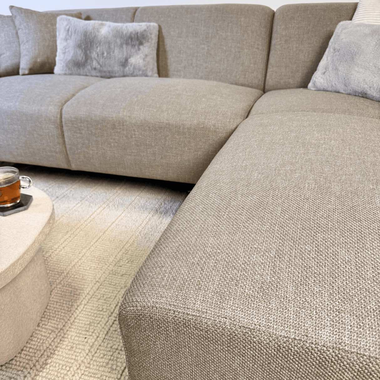 Ecksofa Moby in Beige mit kompakter Chaiselongue – rechts