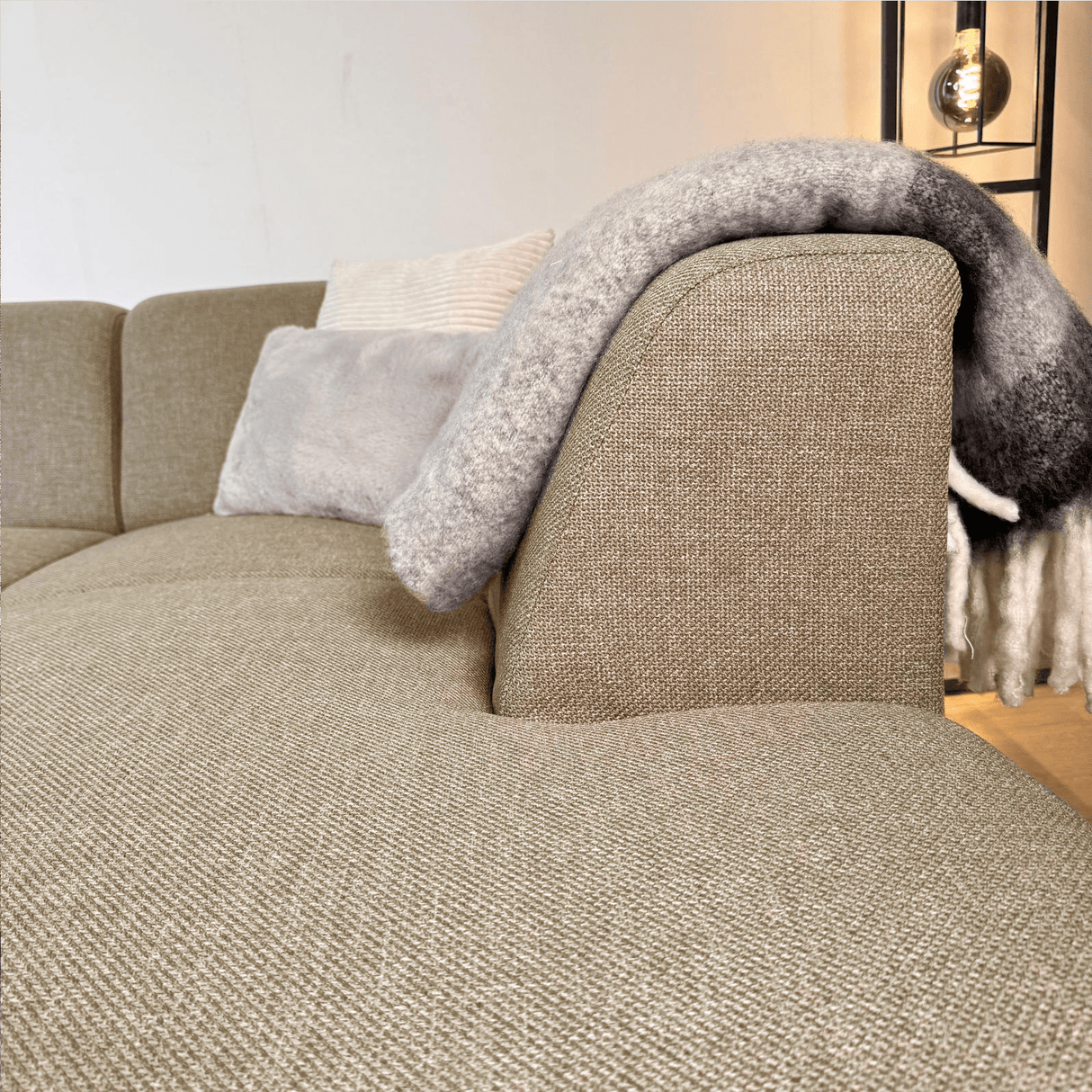 Ecksofa Moby in Beige mit kompakter Chaiselongue – rechts