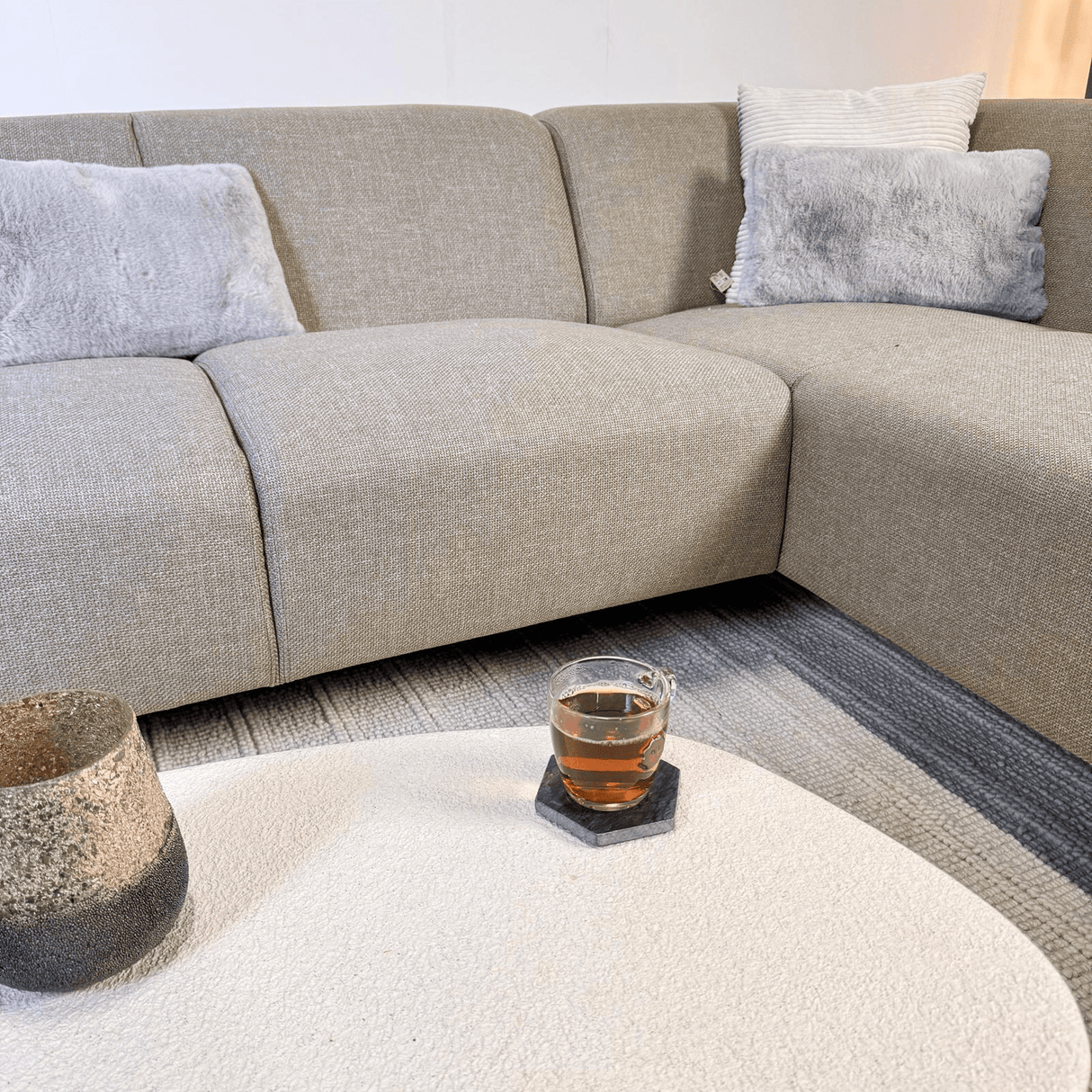 Ecksofa Moby in Beige mit kompakter Chaiselongue – rechts