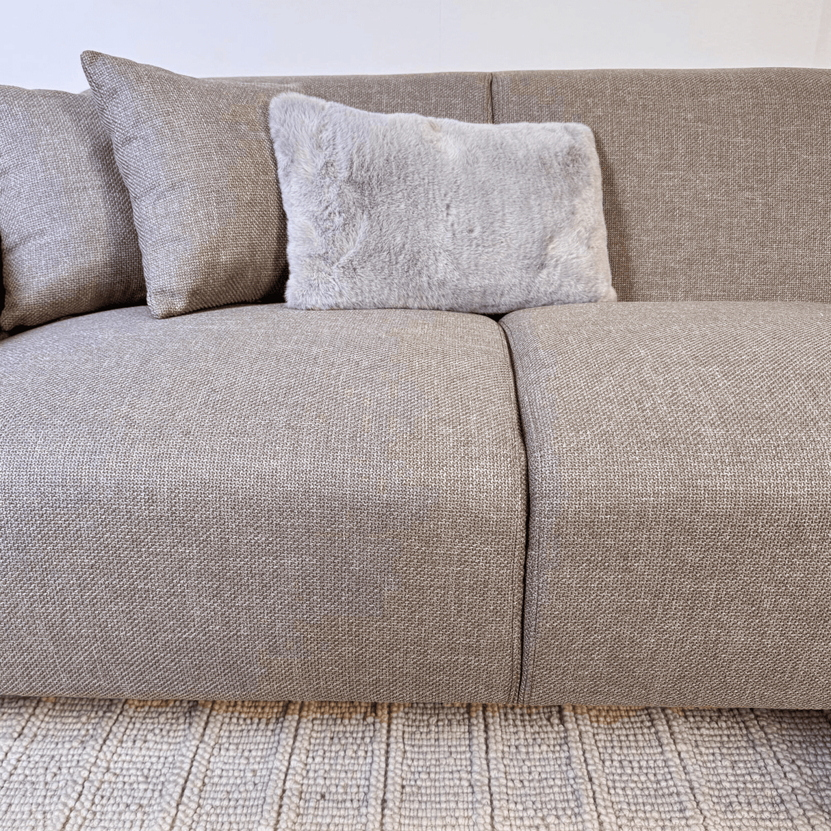 Ecksofa Moby in Beige mit kompakter Chaiselongue – rechts