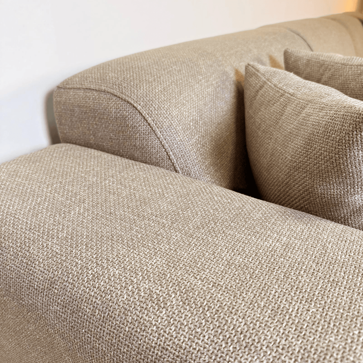 Ecksofa Moby in Beige mit kompakter Chaiselongue – rechts