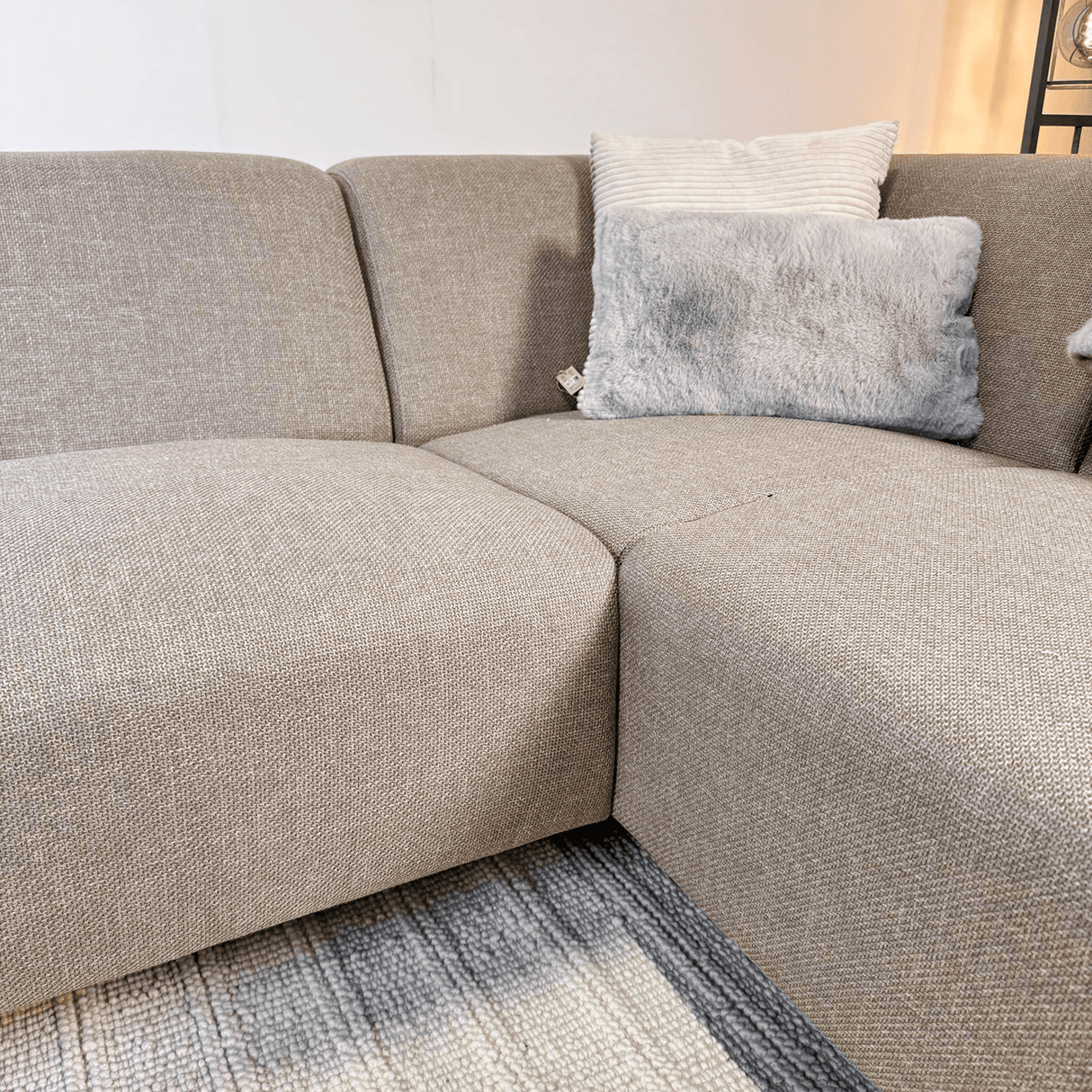 Ecksofa Moby in Beige mit kompakter Chaiselongue – rechts