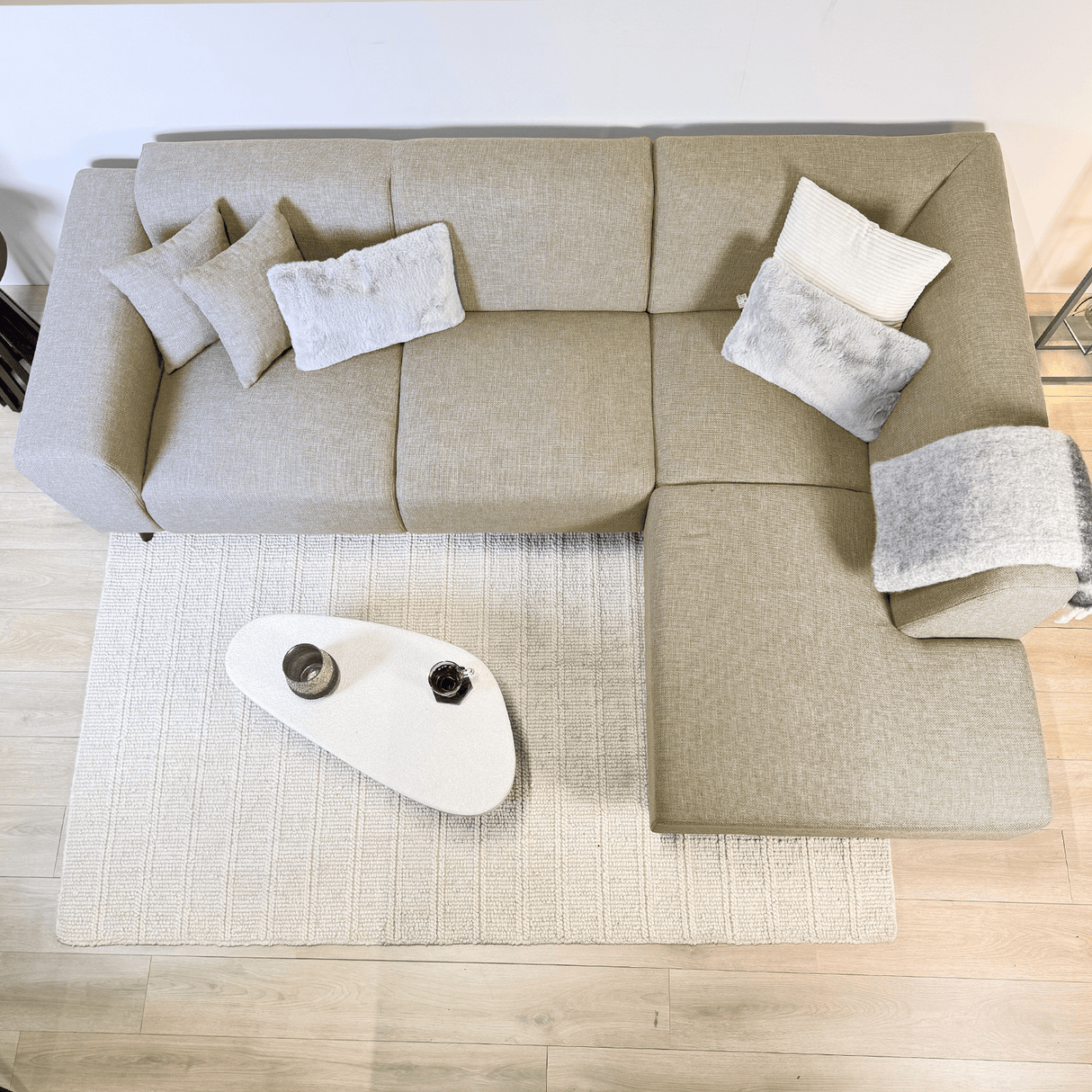 Ecksofa Moby in Beige mit kompakter Chaiselongue – rechts
