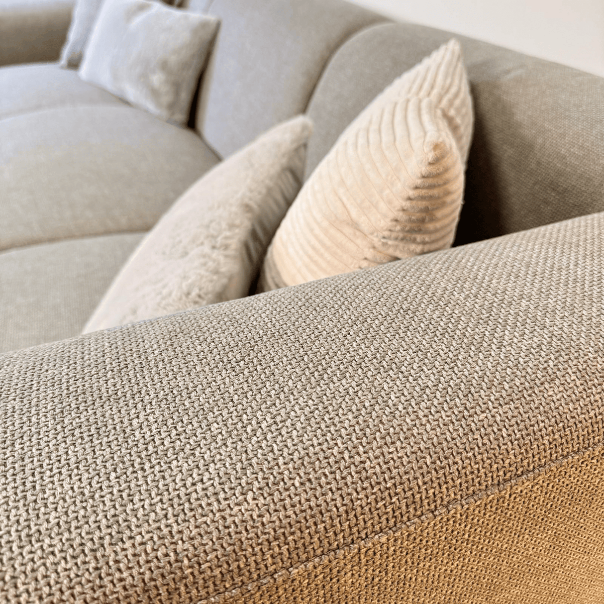 Ecksofa Moby in Beige mit kompakter Chaiselongue – rechts