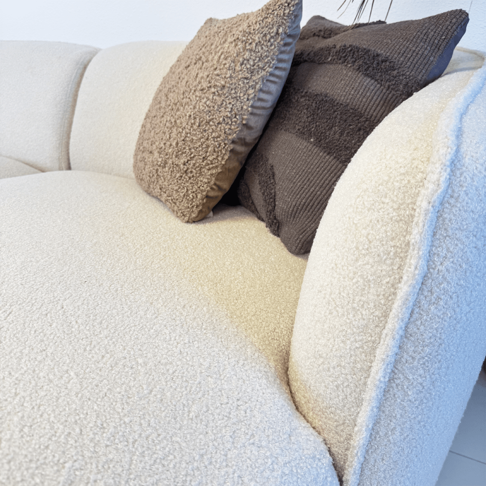 Ecksofa Sophie aus Bouclé in Creme mit organischer Form – rechts