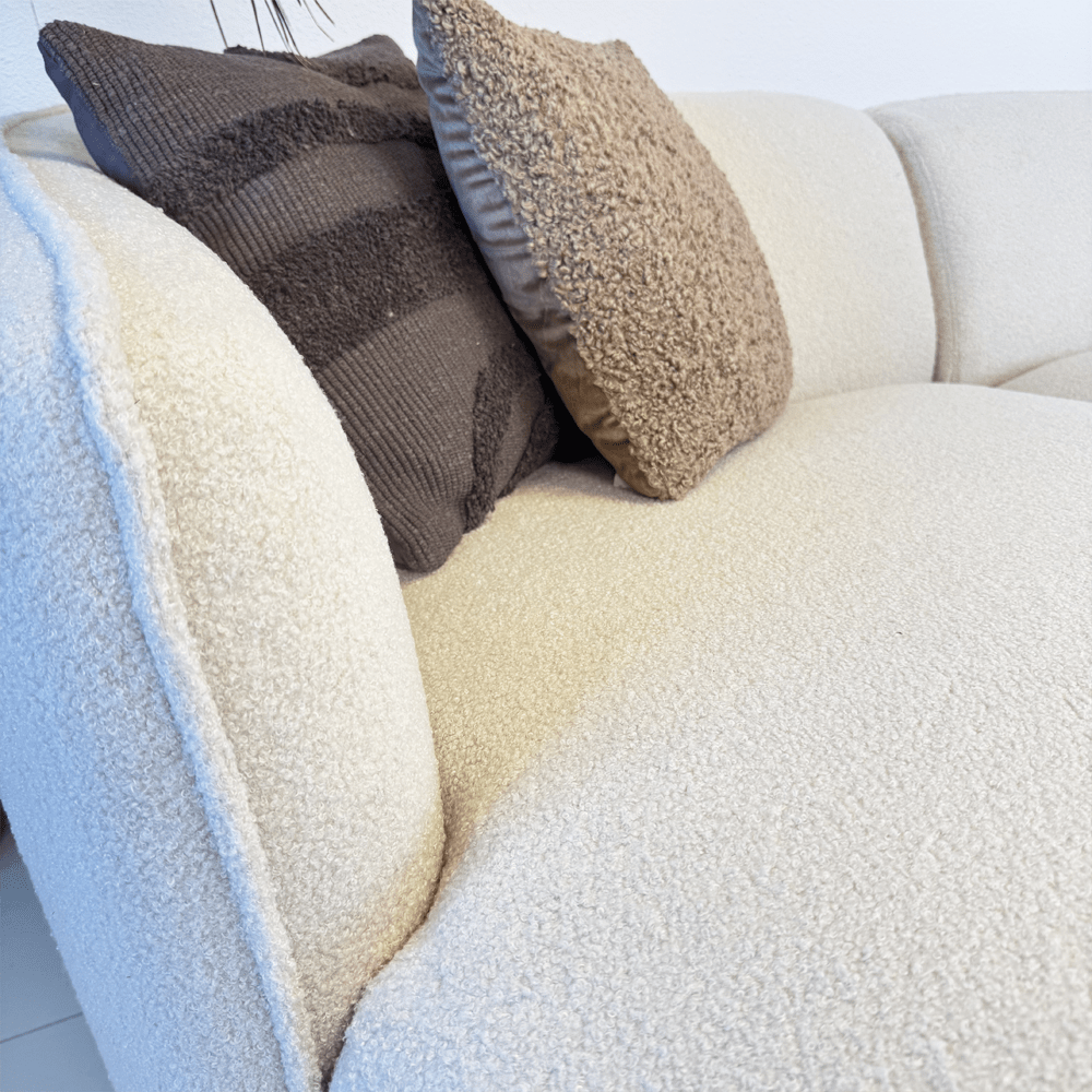 Ecksofa Sophie aus Bouclé in Creme mit organischer Form – links