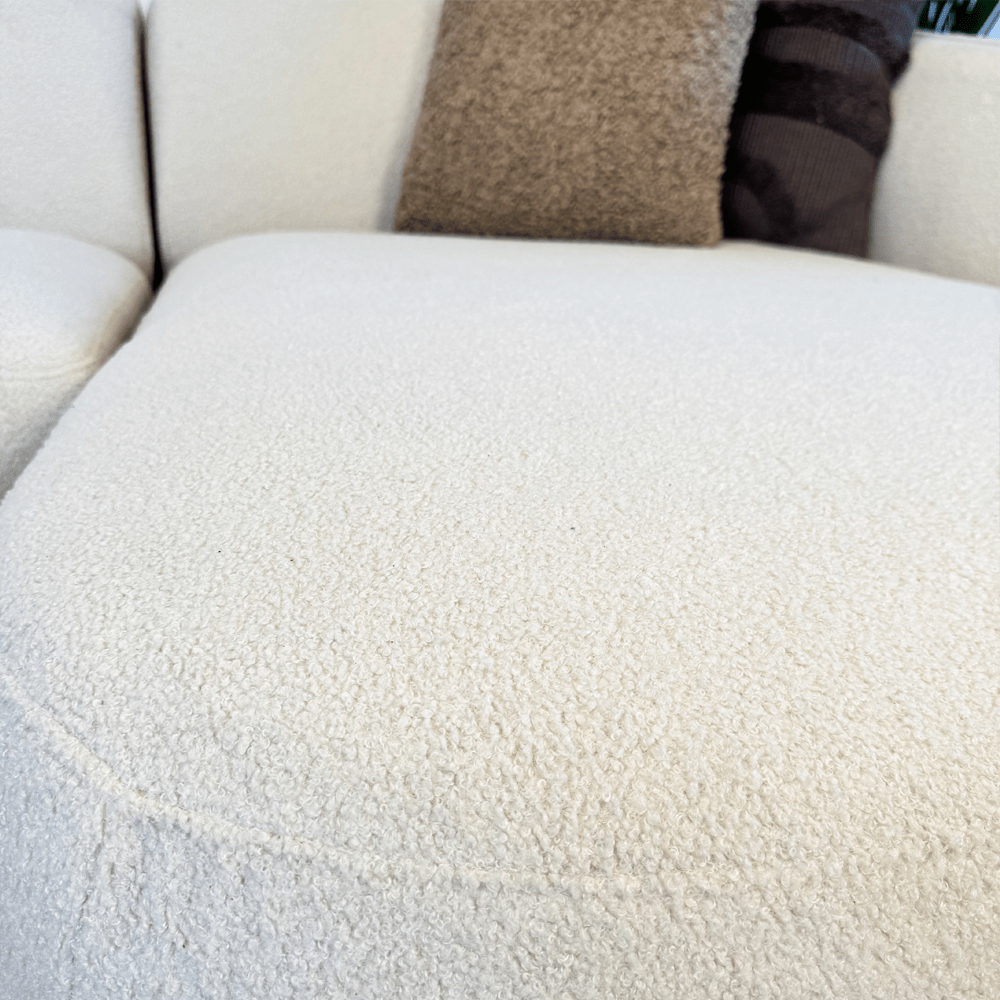 Ecksofa Sophie aus Bouclé in Creme mit organischer Form – rechts