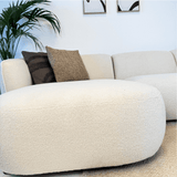 Ecksofa Sophie aus Bouclé in Creme mit organischer Form – links