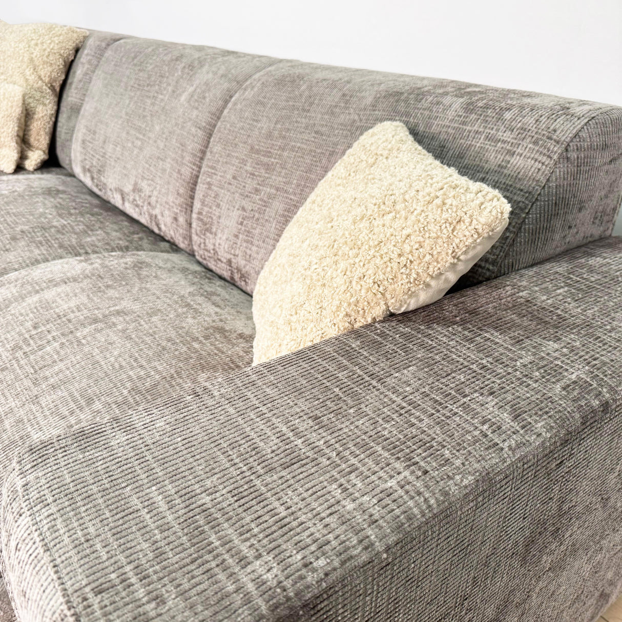 Ecksofa aus taupefarbenem Chenille-Stoff mit linker Chaiselongue Manon 
