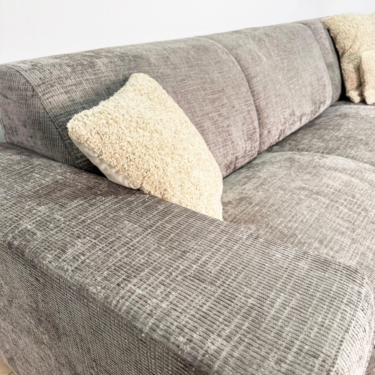 Ecksofa in taupefarbenem Chenille-Stoff mit rechter Chaiselongue Manon 
