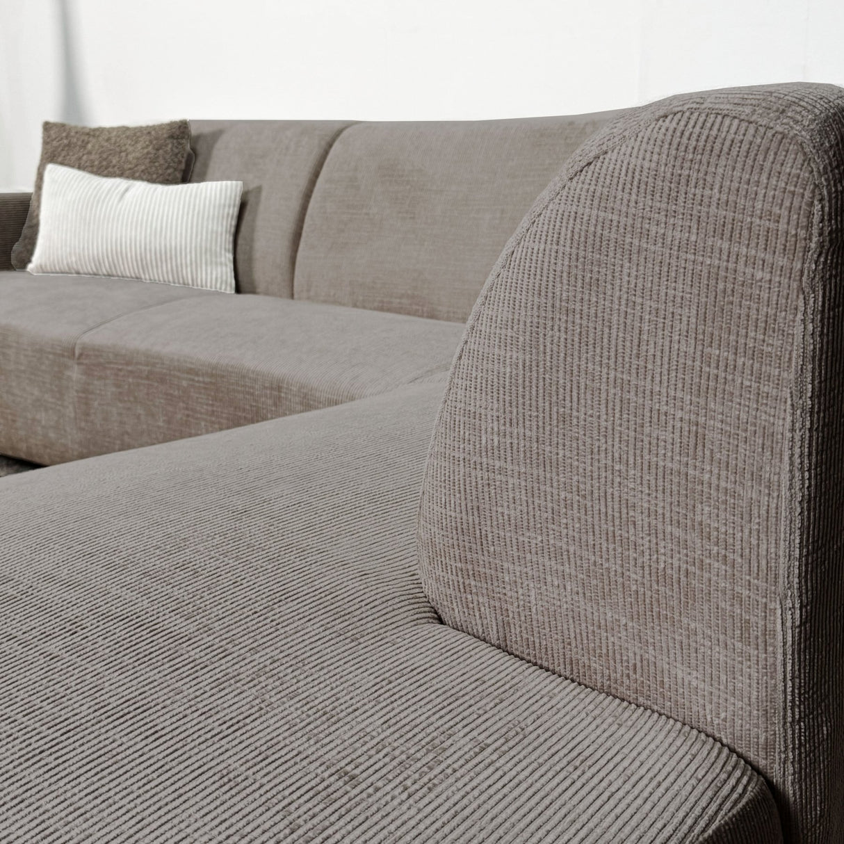 Ecksofa Manon mit Chaise Longue auf der rechten Chenille Taupe