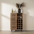 Industrieller Weinschrank Monja aus Akazienholz, stimmungsvolles Foto in einem modernen Interieur