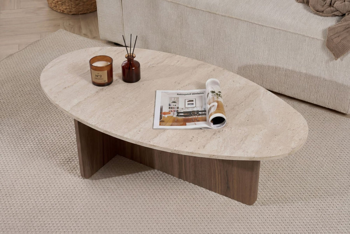 Organische kiezelvormige salontafel met een travertin-look blad en walnoot melamine onderstel. Japandi design van 120x60cm.