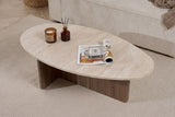 Organische kiezelvormige salontafel met een travertin-look blad en walnoot melamine onderstel. Japandi design van 120x60cm.
