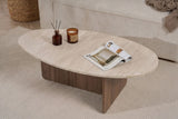 Organische kiezelvormige salontafel met een travertin-look blad en walnoot melamine onderstel. Japandi design van 120x60cm.