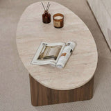 Organische kiezelvormige salontafel met een travertin-look blad en walnoot melamine onderstel. Japandi design van 120x60cm.