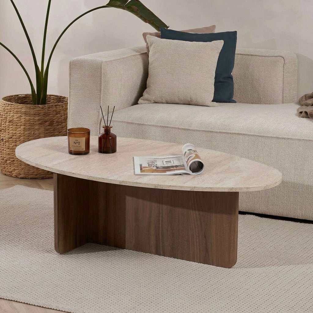 Organische kiezelvormige salontafel met een travertin-look blad en walnoot melamine onderstel. Japandi design van 120x60cm.