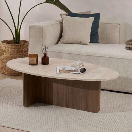 Organischer, kieselförmiger Couchtisch mit Platte in Travertin-Optik und Untergestell aus Walnuss-Melamin. Japandi-Design von 120 x 60 cm.