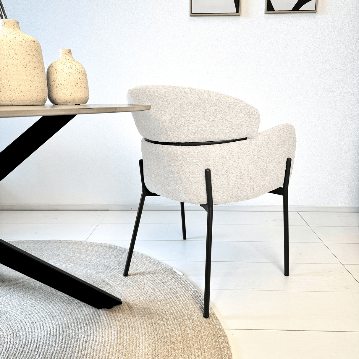 Esszimmerstuhl Lola Bouclé-Stoff Cremeweiß mit rundem Rücken und Armlehnen 