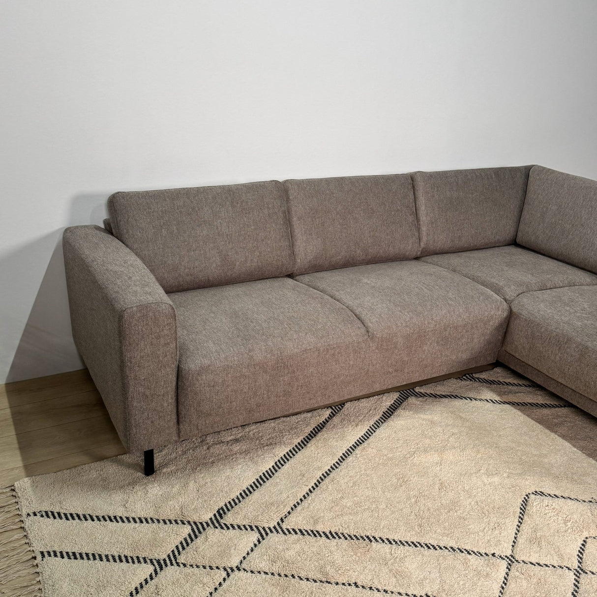 Modernes 3-Sitzer Ecksofa Rechts Taupe Stoff Aniko mit Liege 240x197x78 cm